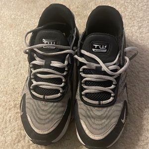 Nike Air Max Sneaker Big Kid Size 5. Great Condition!